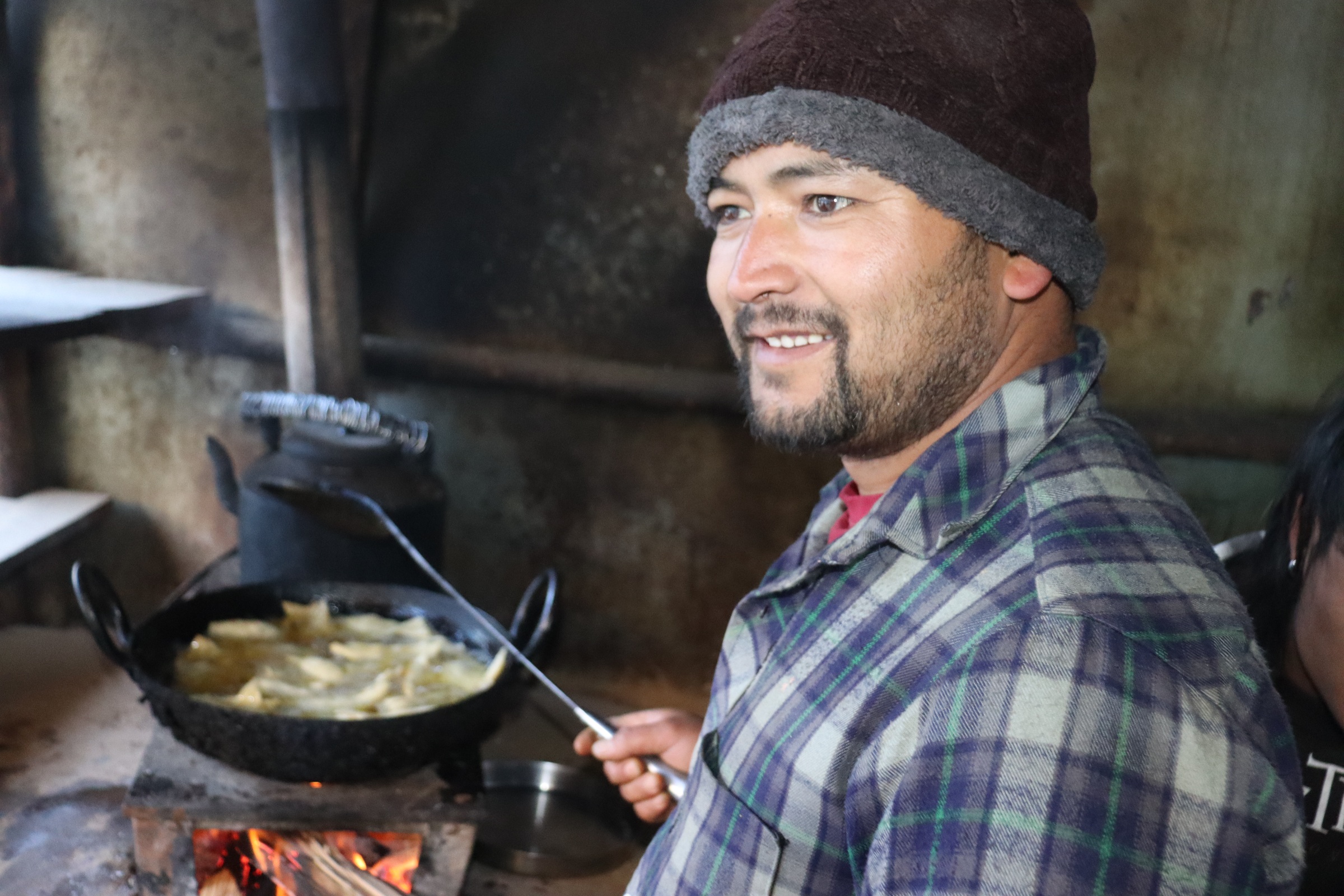 साउदीको जागिर त्यागेर समोसा बेच्दैछन् राजन, आम्दानीबाट दंग